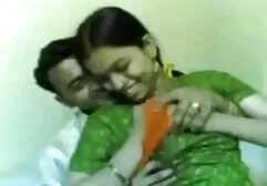 Menina bronzeada com vídeo pornô as brasileiras peitos luxuosos que agrada um homem casado