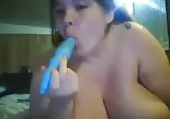 A jovem pediu ao vizinho para remover ve videos porno a tampa e arrastou a para a sala