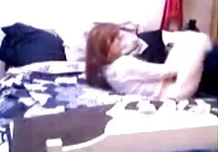 Um homem olhou para a jovem com um pênis grande com filme pornô da mulher melancia seios pequenos