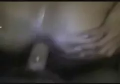 Confuso de cabelos vides prono escuros com Peitos grandes pronto para foder em casa