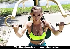 Três mulheres bonitas se rendem ao homem musculoso vídeo pornô pornô