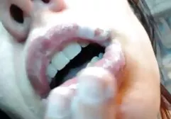 Lábios peituda menina vídeo de pornô perseguindo o barril hahala que ficar no banheiro