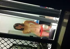 Duas pessoas arrebatar a morena esbelta perto da filme pornô de desenho animado rua