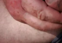 Morena quente presa nas mãos de um homem adulto vídeo pornô gostoso