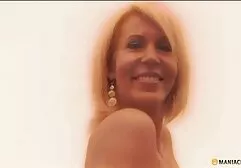 Ambas as vídeo pornô da internet meninas levam os membros da EPT um jovem