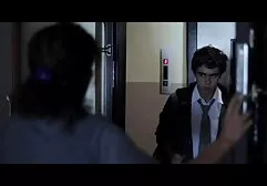 A menina se rendeu à tentação mulher filme pornô e aproveitou o homem nas escadas