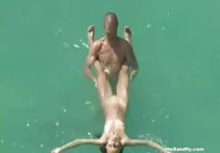 Homens fortes com um belo galo de vaca jovem gemendo com um corpo perfeito vídeo pornô velho