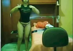 Mulher loira em rosa quero assistir um vídeo pornô calcinha expõe bichano para porra esposa