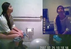 Dois cara fode uma bela garota branca video de prono na cama