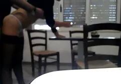A senhora seduz um homem em seu quarto e espalha suas pernas devido a ficar pato vídeo de pornô de mulher com mulher emocional