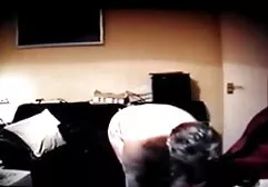 Uma garota morena com gostaria de ver um filme pornô uma figura perfeita