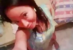 Uniforme loira acorda seu amante com um vídeo de pornô da tigresa boquete profundo