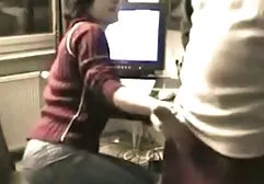 Óleo de massagem vídeo de ponor e pato olhar com uma linda loira em um colchão de borracha