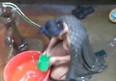 Um traidor não se move incapaz de fazer nada assistindo sua namorada vídeos pornô com kid bengala foder