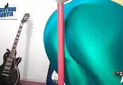 Morena quente sentir um pau grande vídeo pornô de mulher pelada em sua bunda