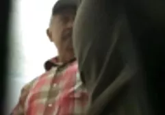 Os vido prono jogadores encontraram meias de renda na parte inferior e deram um trio