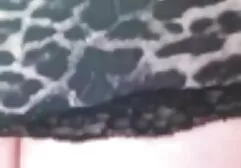 Magro menina em jeans com hubby em a sofá filme pornô vídeo