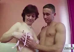 Jovem casal fodido na frente da eu quero vídeo de pornô câmera enquanto tomando todos os tipos de poses