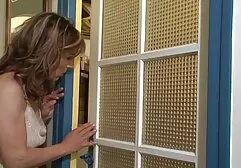 Loira com alegria pornô vídeos pornô fica à frente da câmera de vídeo