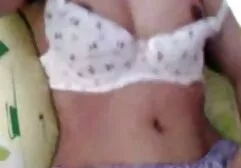 Depois de terminar de chupar, ele se arrastou e se vídeo pornô para assistir entregou entre o pão