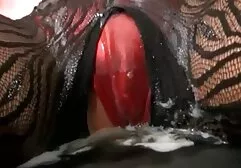 Loira alegremente fica à frente filme de pornô da tigresa da lente da câmera