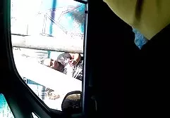 Massagista servindo filmes pornô de coroas o cliente com luxo