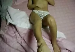 Peituda Krah com pleno espírito de filme pornô suruba rendição para um homem em um clima romântico