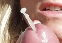 Jovem garota pulando no pau de um velho homem vídeo pornô mulher brasileira